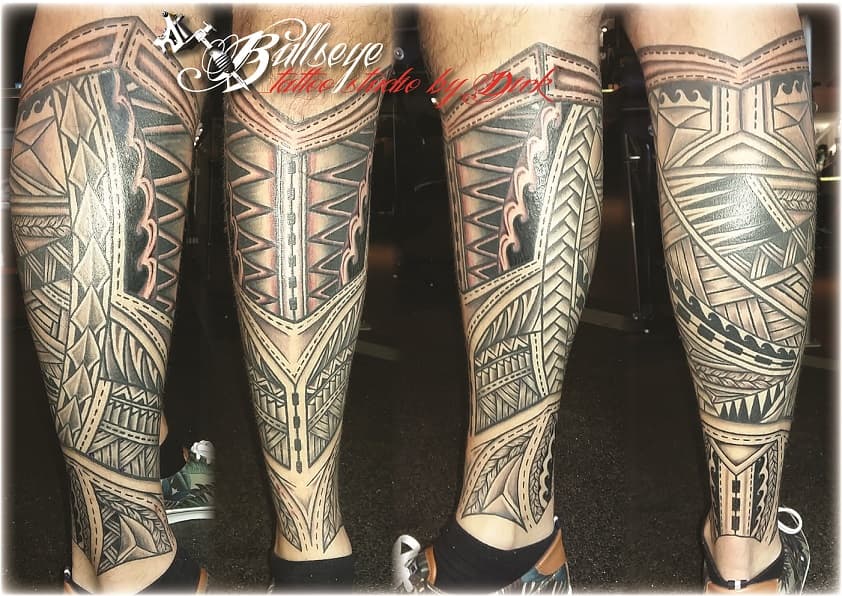 Grote Polynesische tribal tattoo op onderbeen.