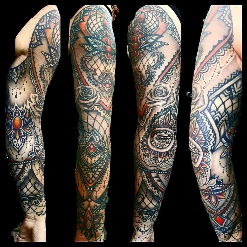 Gedetailleerde sleeve met mandala, rozen, oog en kantpatronen in zwart, grijs en rood.