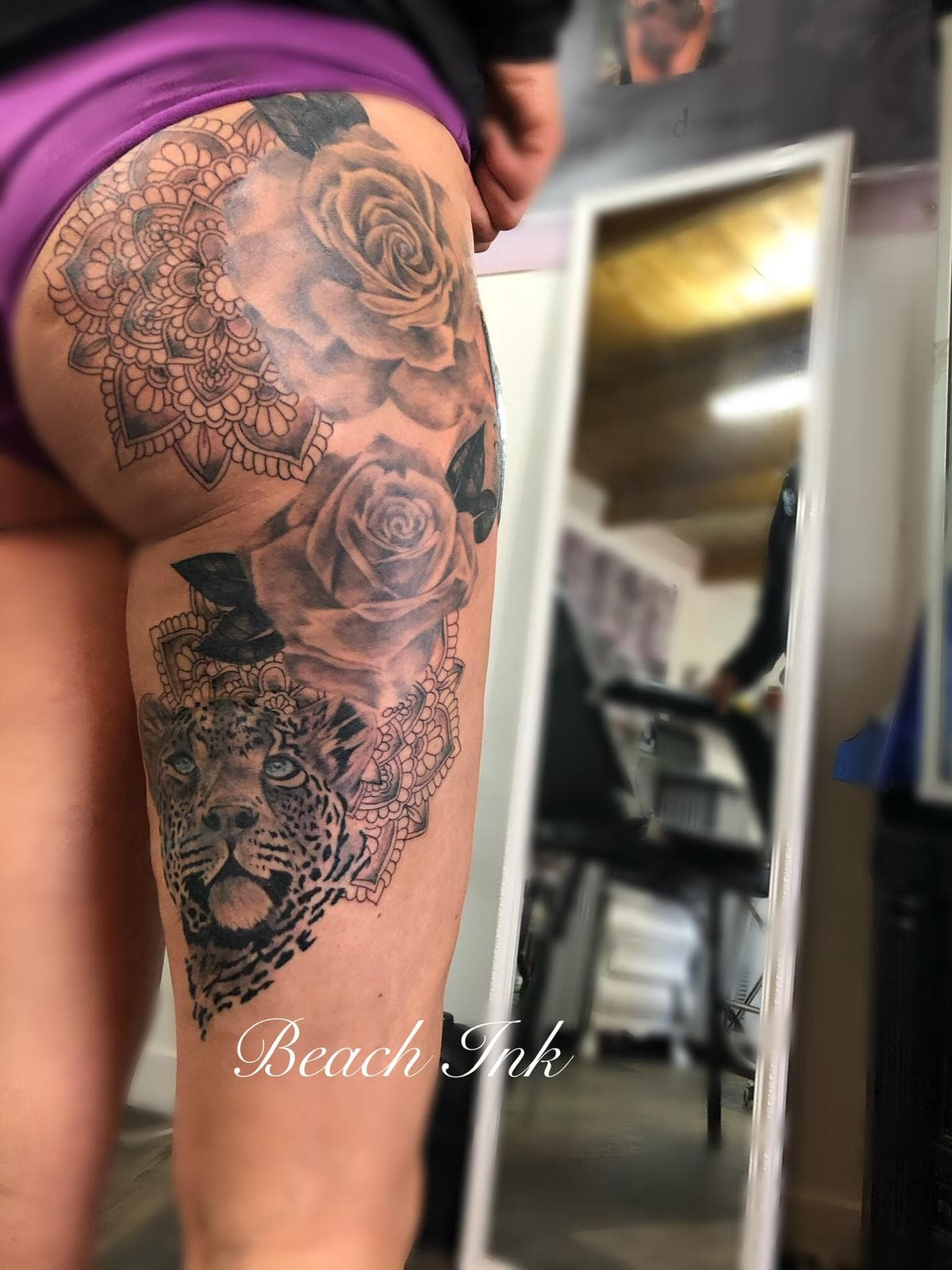 Realistische rozen, luipaard en mandala op bovenbeen.