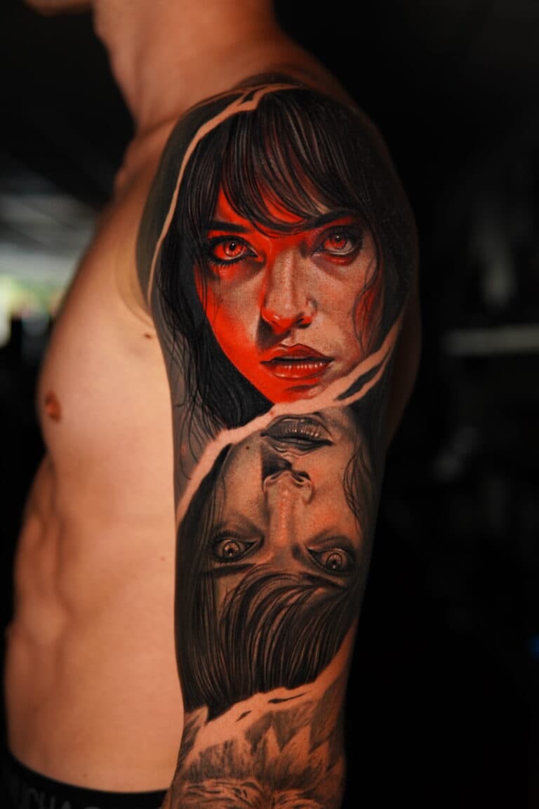 Realistisch portret van een vrouw met een reflectie, in zwart-wit met rode ogen.