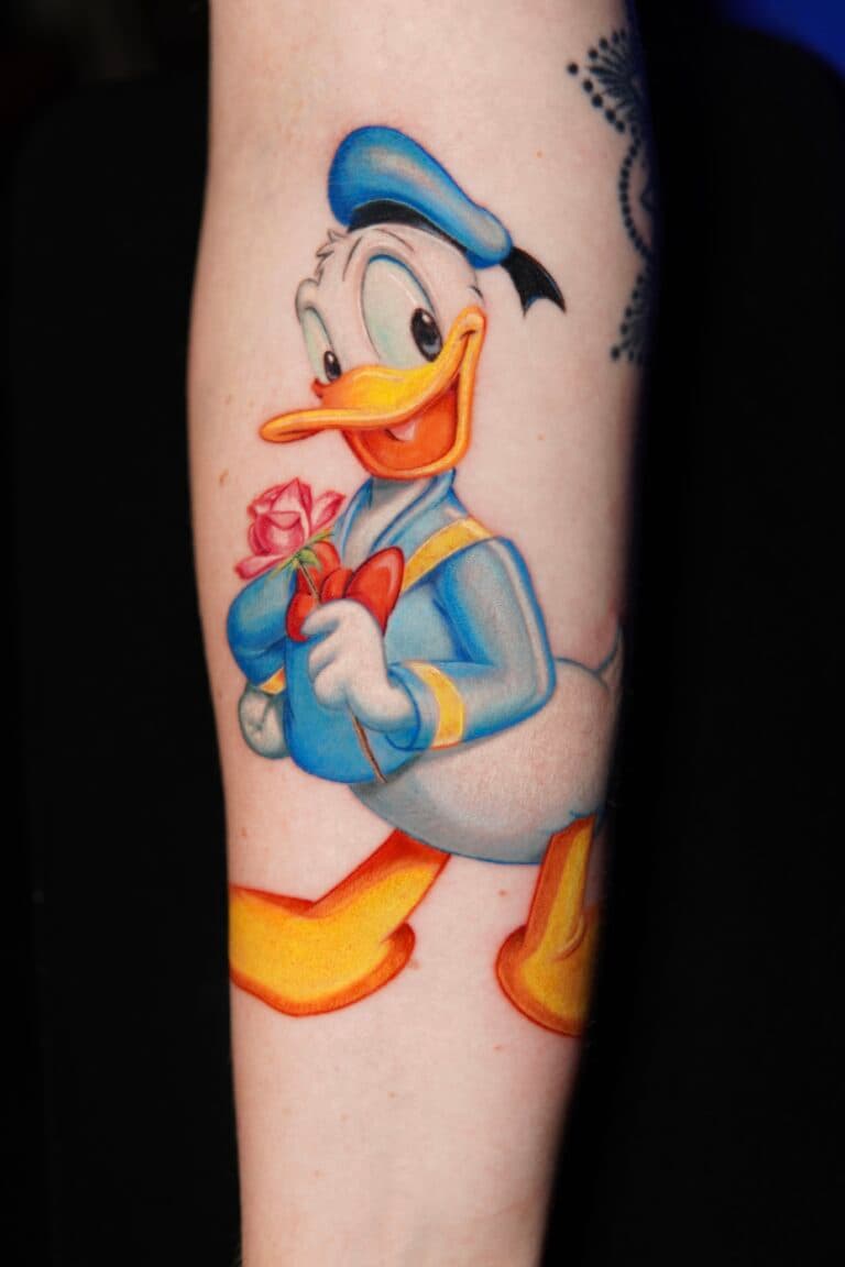 Kleurrijke Donald Duck met een roos op de onderarm.