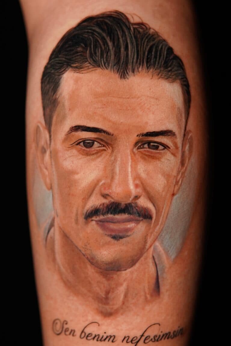 Realistisch portret van een man met snor en tekst eronder.