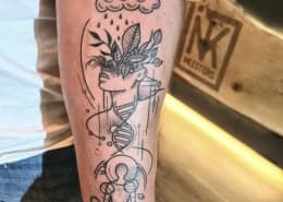 Illustratieve tattoo van een hoofd met planten, DNA en geometrische lijnen.