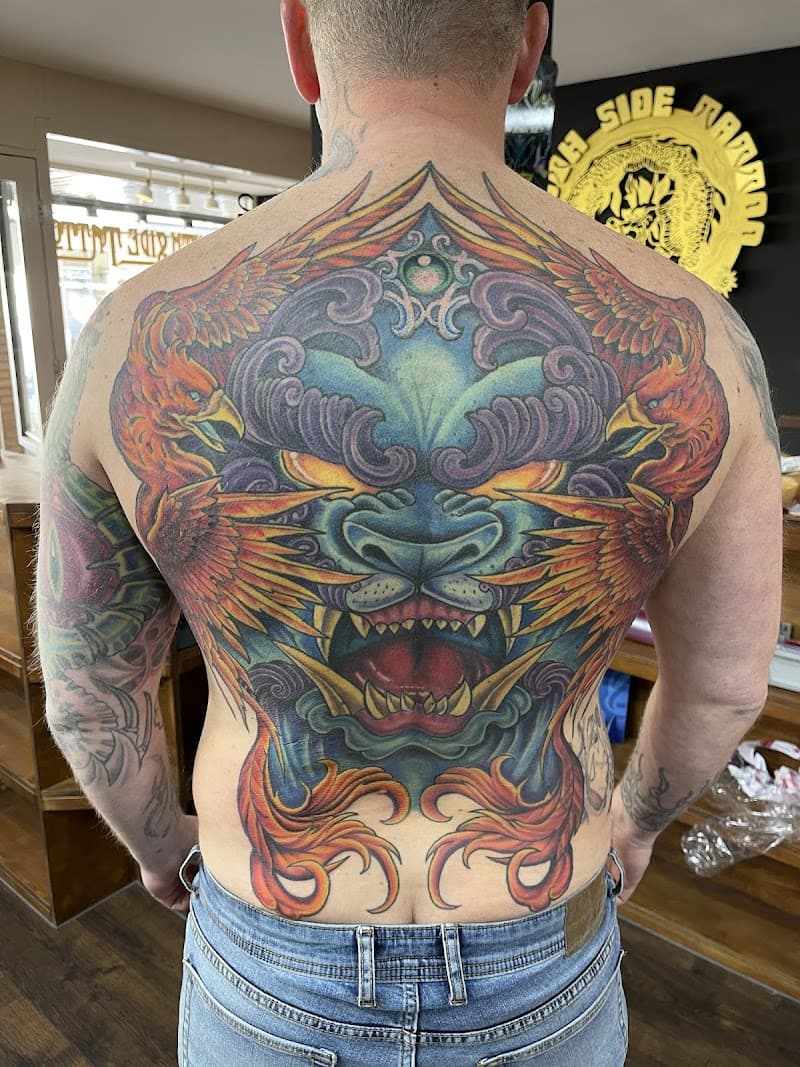 Grote Japanse full-back tattoo met een foo dog en twee feniksen in kleur.