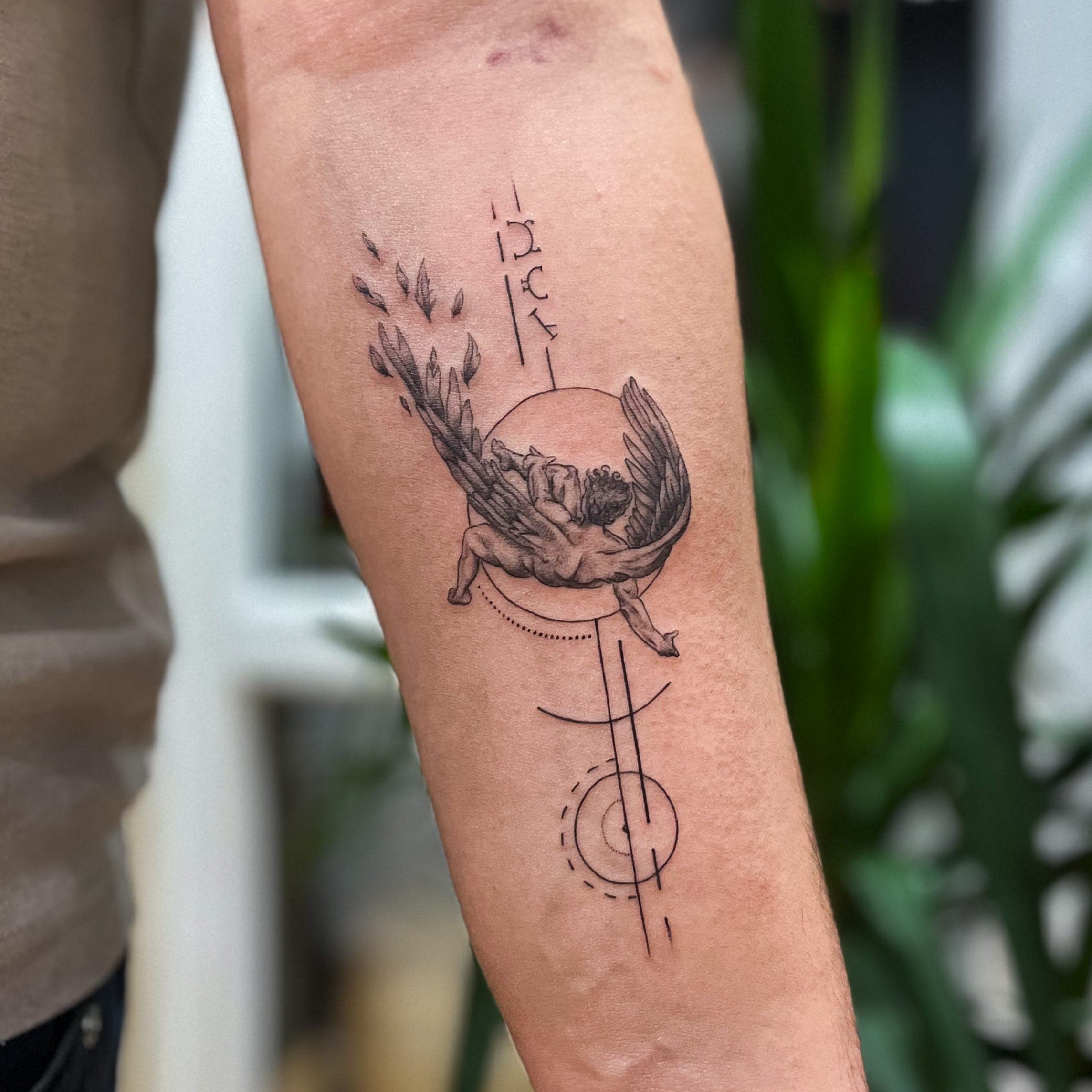 Fineline tattoo van vallende Icarus met geometrische lijnen op onderarm.