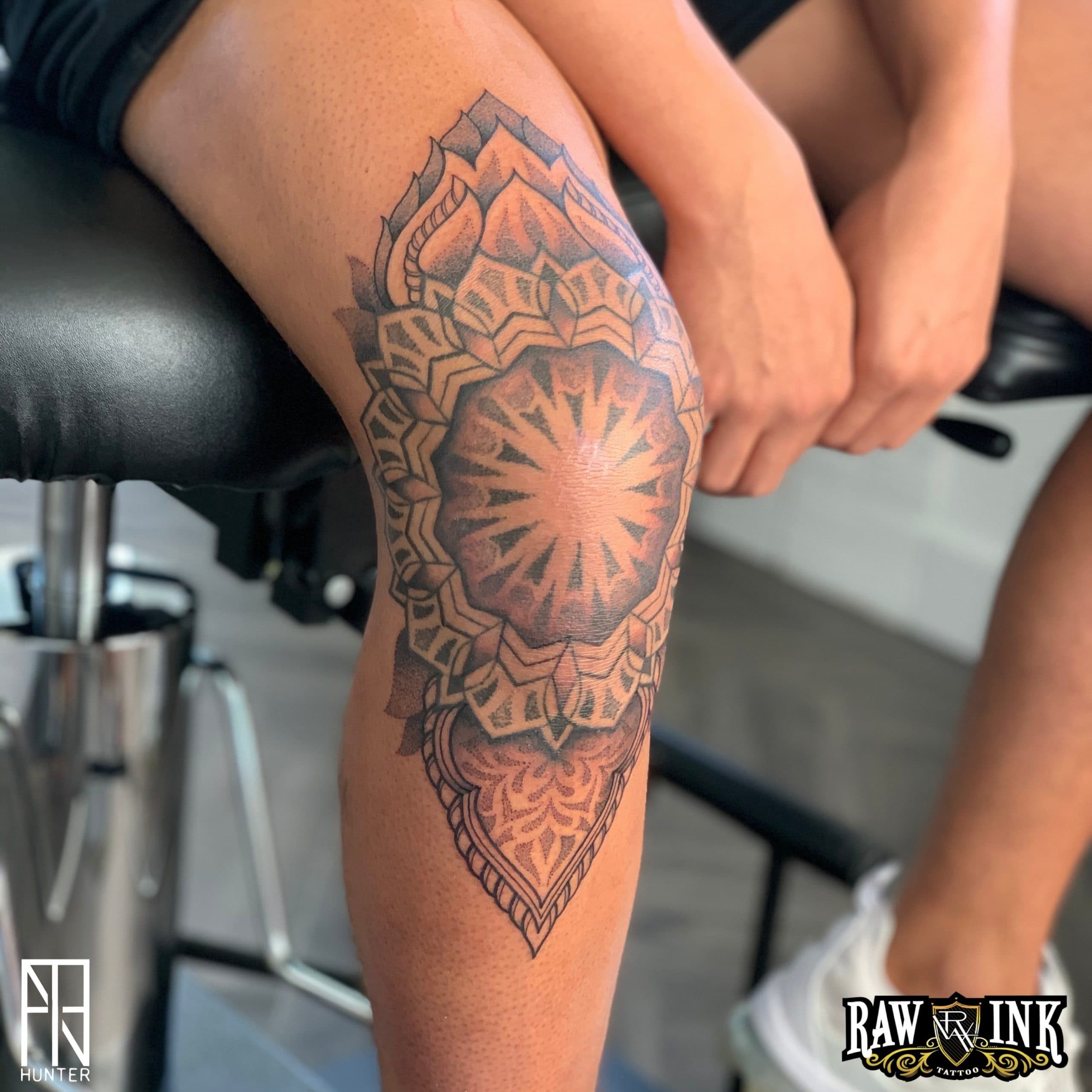 Grote mandala tattoo op de knie, uitgevoerd in blackwork en dotwork.