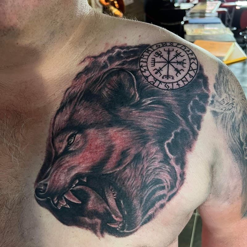 Realistische berenkop met Vegvisir kompas op borst.