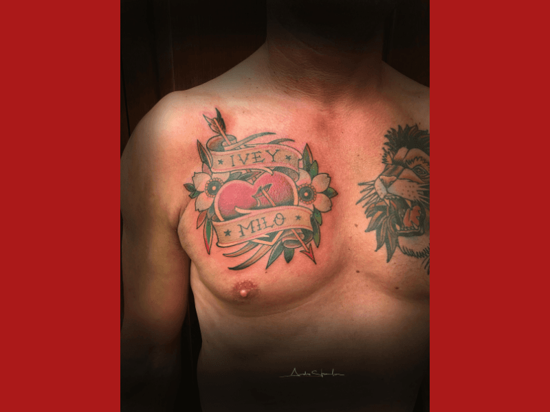 Traditioneel hart met pijl, bloemen en banners met namen 'IVEY' en 'MILO' op borst.