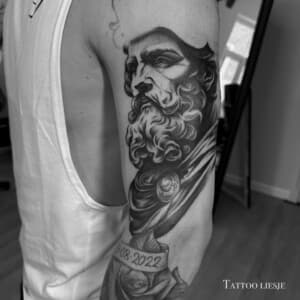 Realistisch zwart-wit portret van een bebaarde man, mogelijk een Griekse god.