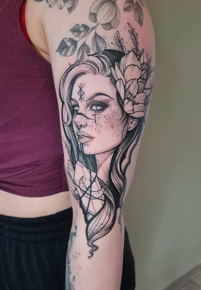 Portret van een vrouw met bloemen, kristallen en runen in blackwork stijl.