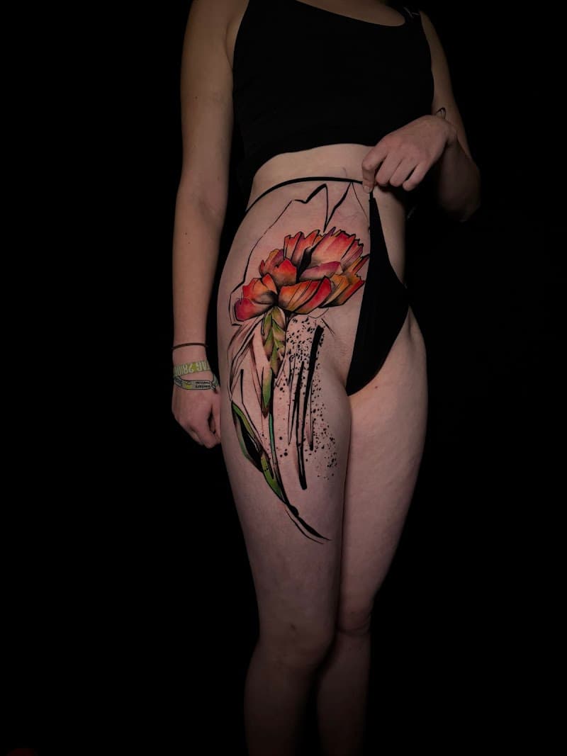 Grote, kleurrijke bloem met abstracte lijnen op de heup.