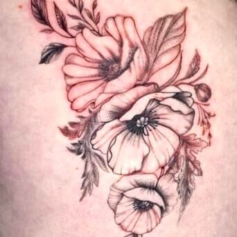 Elegante fineline bloemen tattoo met bladeren in zwart-wit.