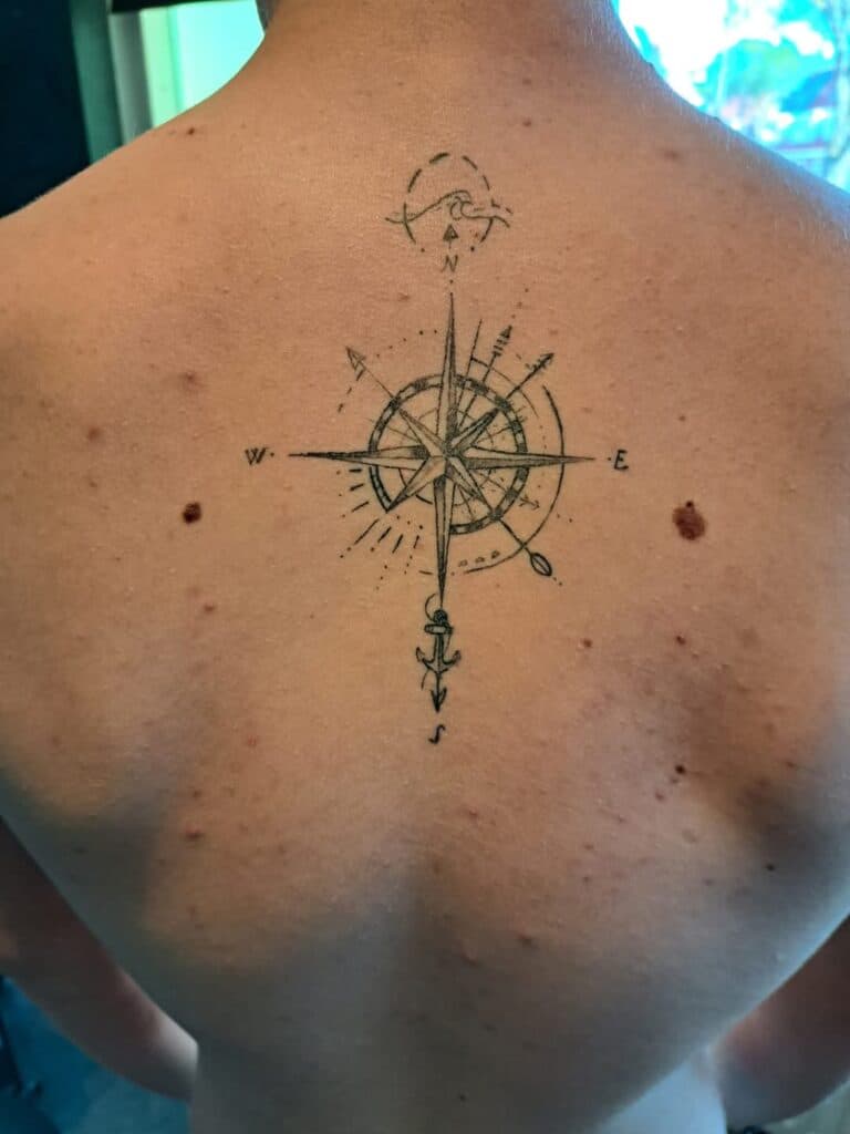 Fineline kompasroos met anker en golf op de bovenrug.