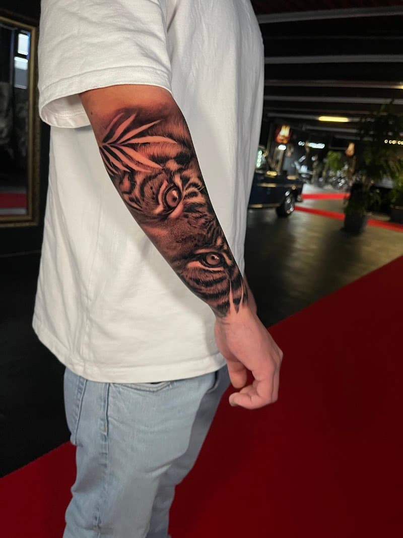 Realistische tijgerogen tattoo op onderarm.