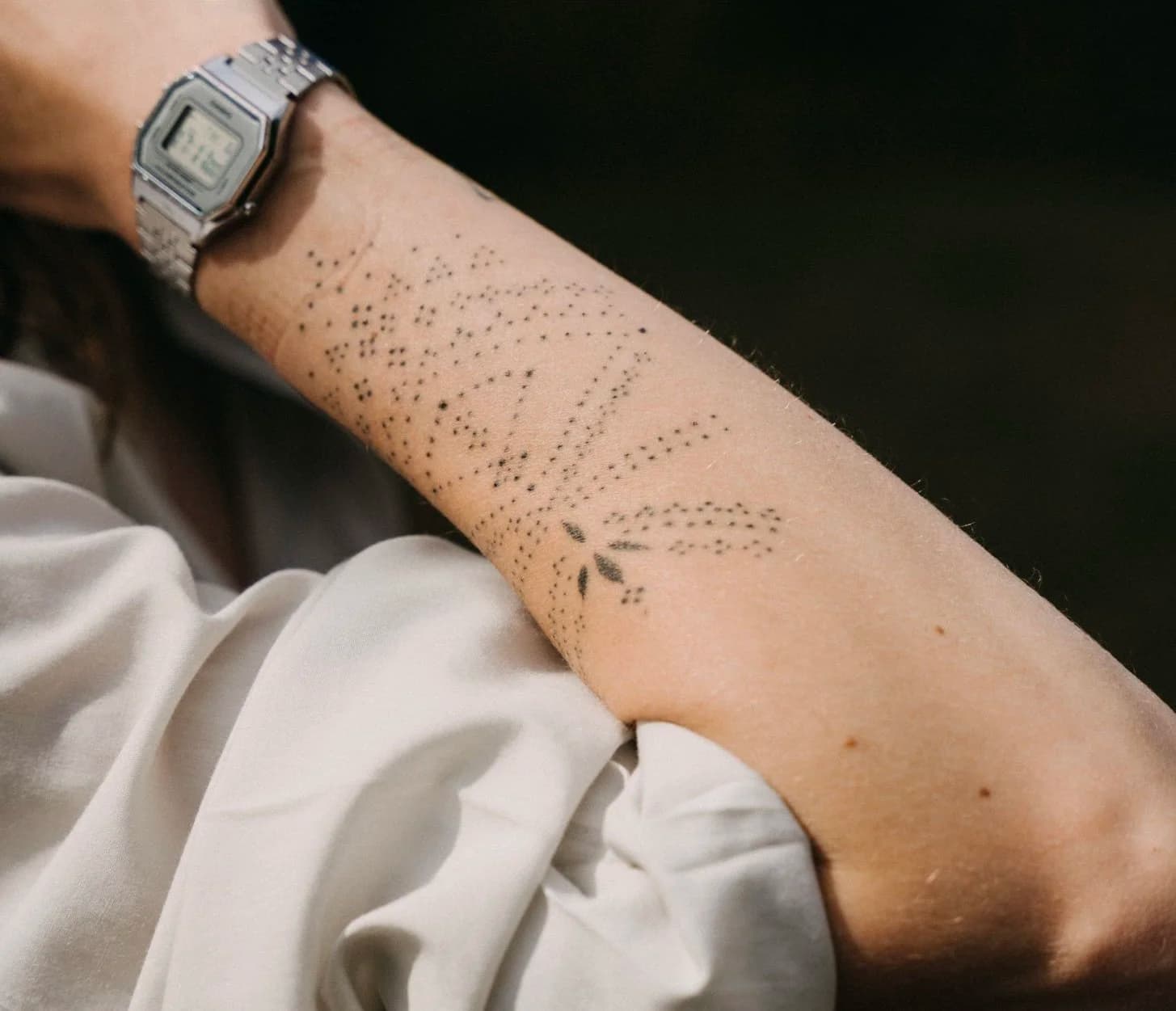 Dotwork patroon van stippen op de onderarm.