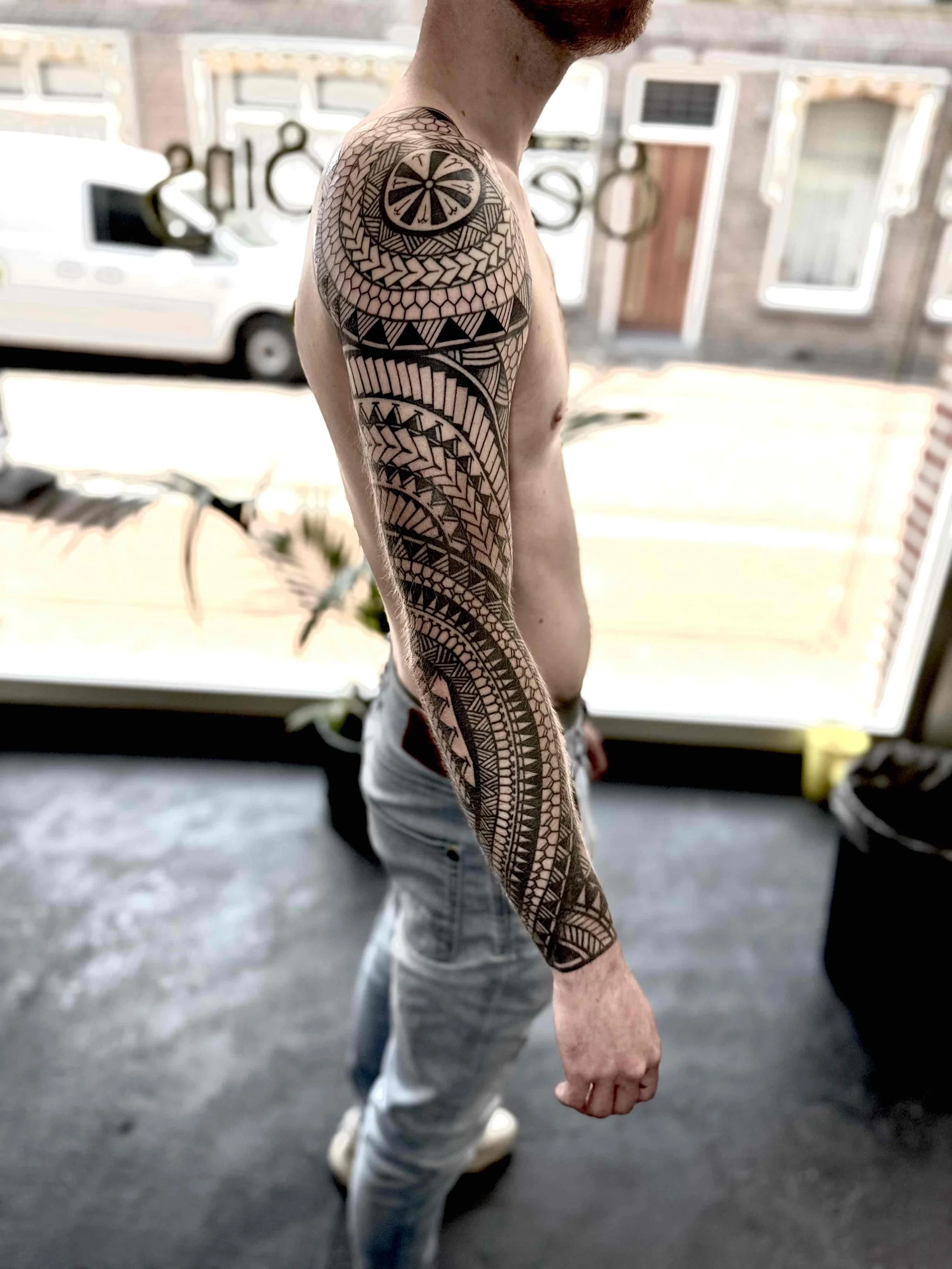 Grote Polynesische tribal sleeve tattoo op de volledige arm.