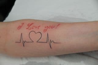 Rode tekst 'I Love you!' met zwarte hartslaglijn op onderarm.