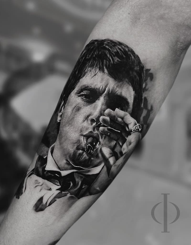 Realistisch portret van Tony Montana (Scarface) met sigaar op onderarm.