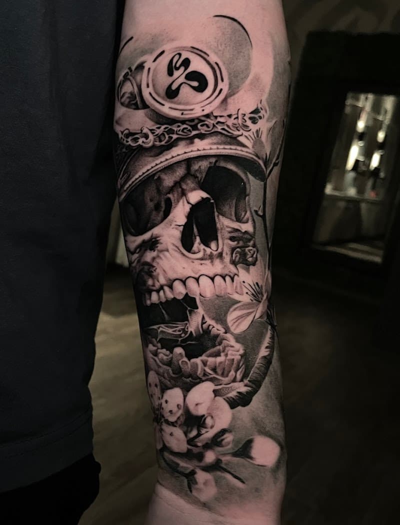 Realistische schedel met samoerai helm en kersenbloesem.