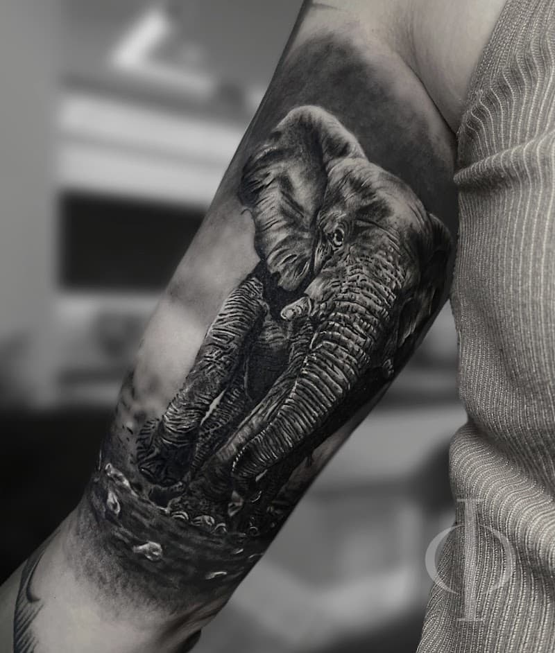 Realistische olifant in water op bovenarm.