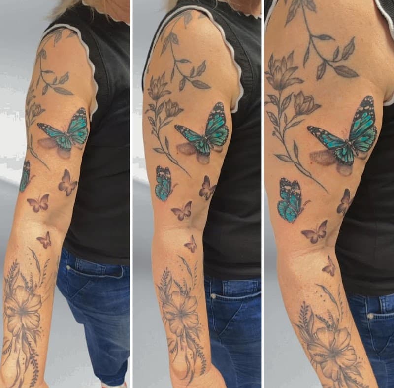 Realistische blauwe vlinder met schaduw en bloemen op arm.