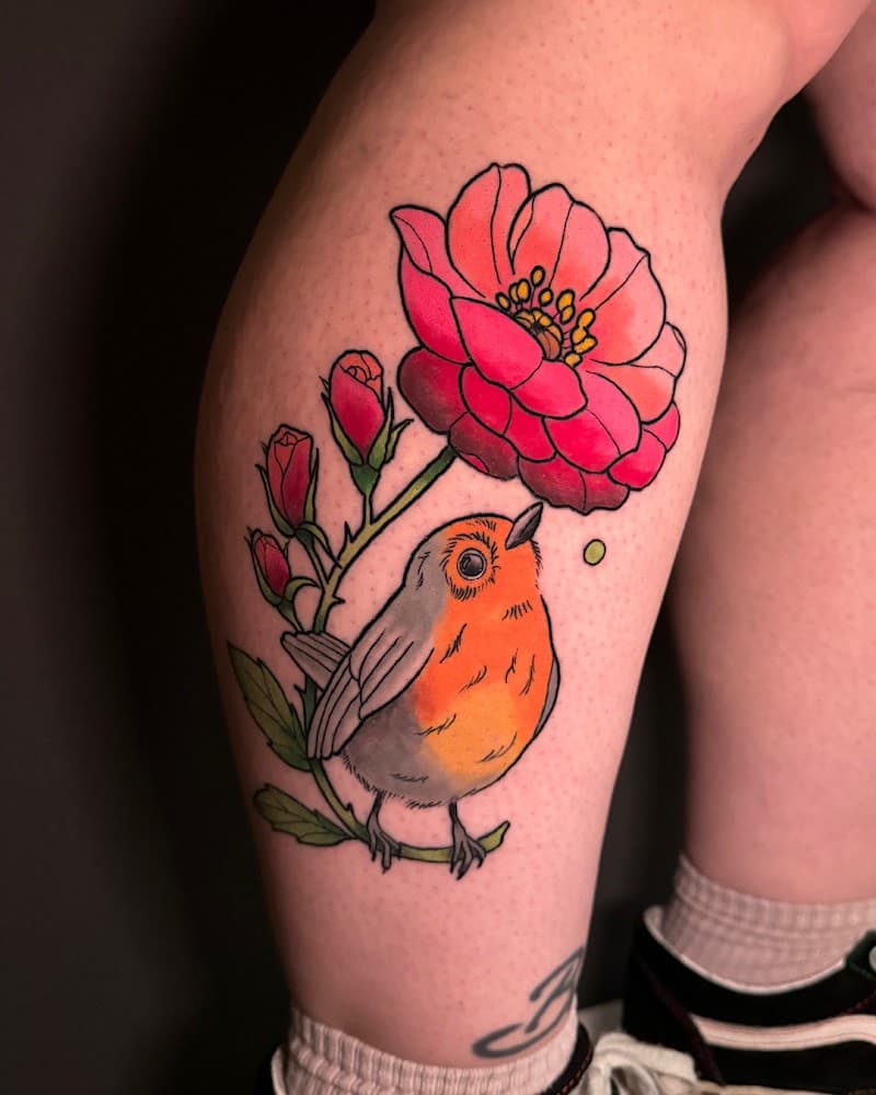 Kleurrijke roodborstje en roze bloem op onderbeen.