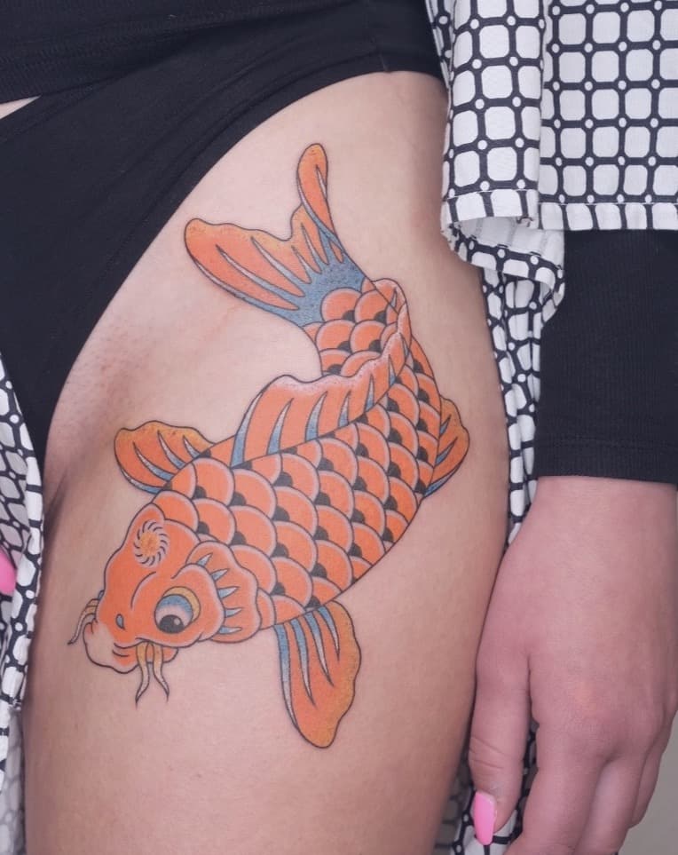 Oranje koi karper tattoo op bovenbeen in Japanse stijl.