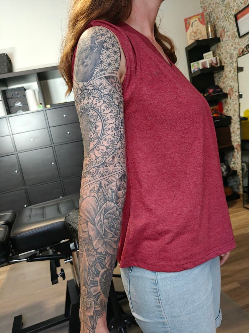 Volledige arm sleeve met mandala, rozen en geometrische patronen.