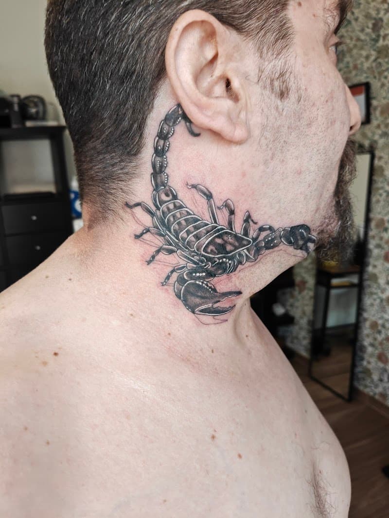 Zwart-wit schorpioen tattoo in de nek en achter het oor.