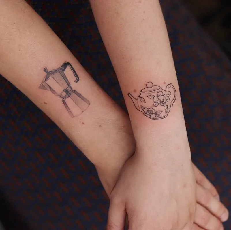 Fineline tattoos van een moka pot en een theepot met bloemen op polsen.