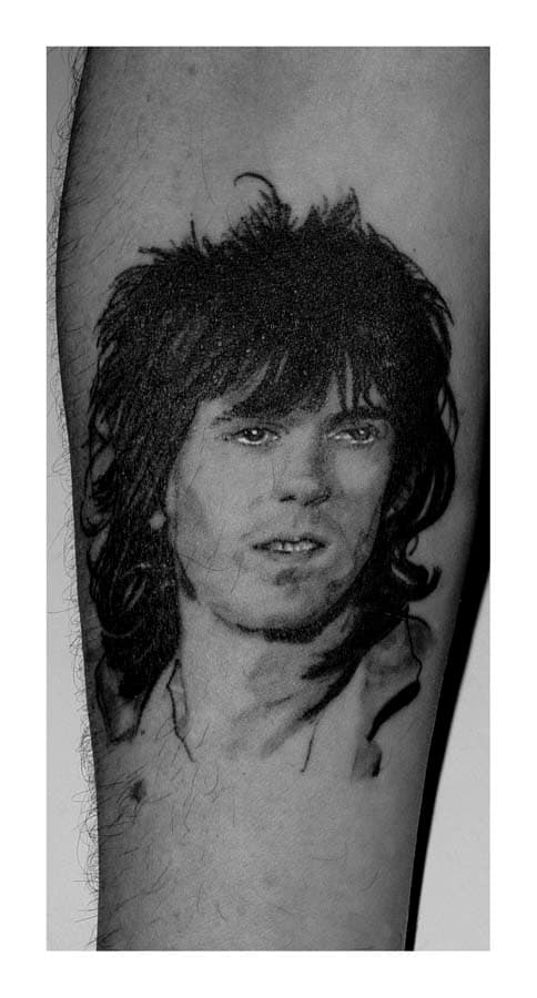 Realistisch zwart-wit portret van een man op het onderbeen.