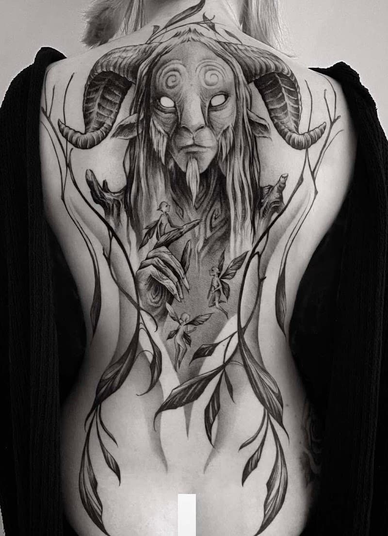 Grote rugtattoo van Pan met feeën en takken in blackwork stijl.