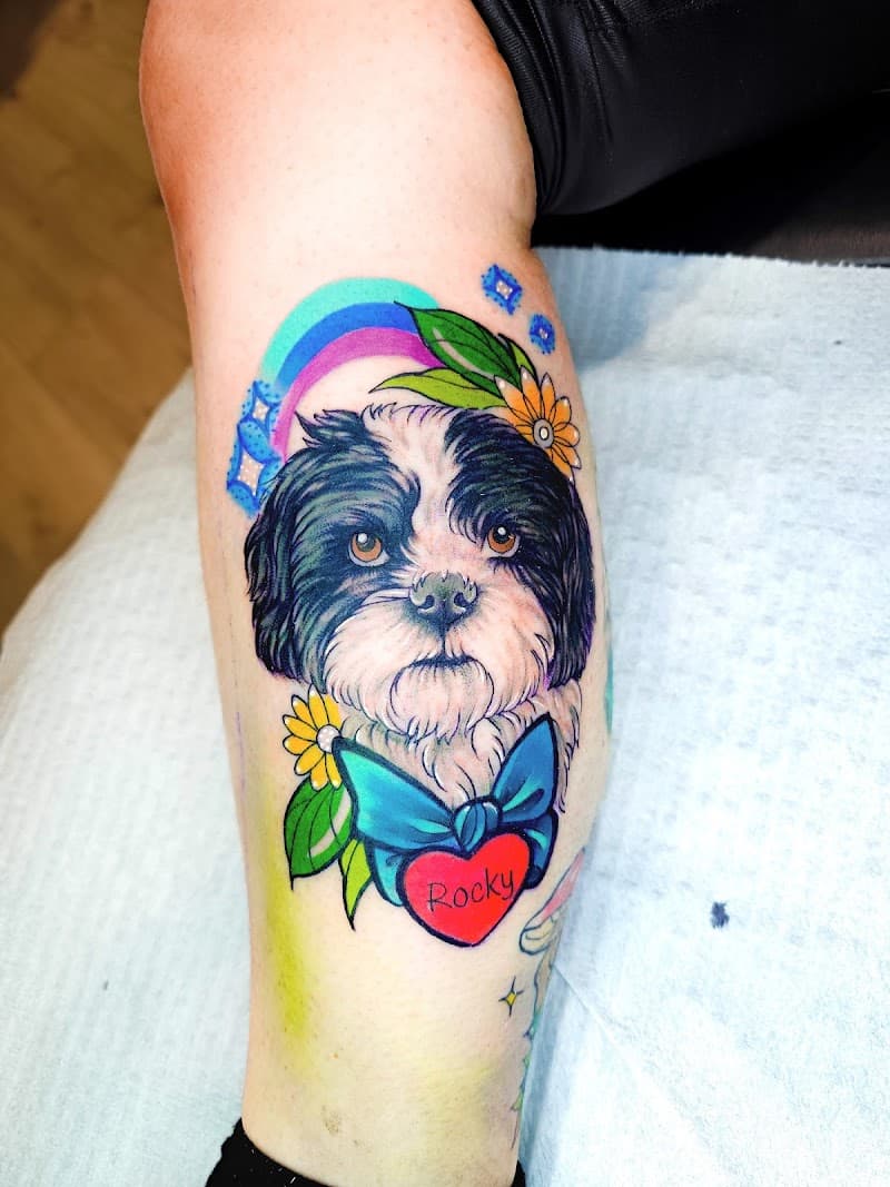 Kleurrijk portret van een Shih Tzu hondje met naam 'Rocky', bloemen en regenboog.