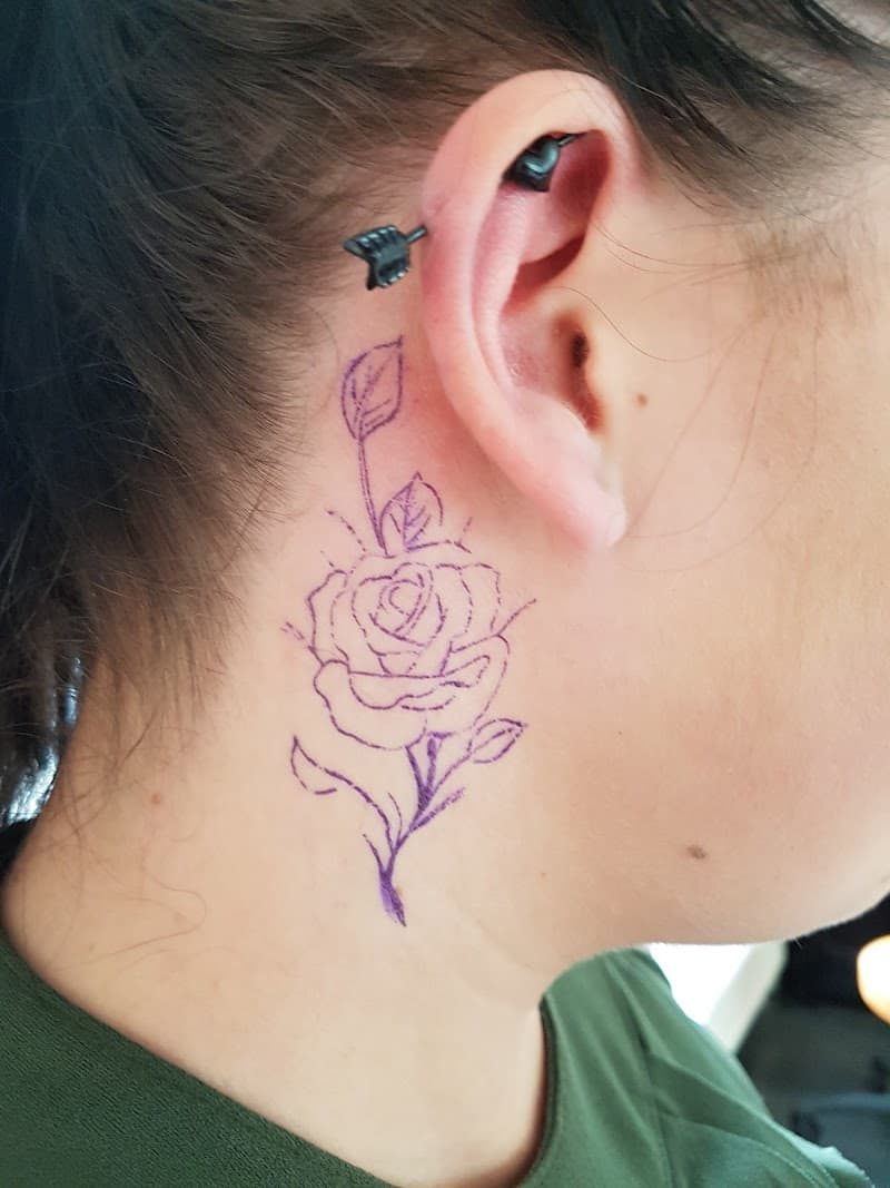 Fineline roos tattoo (stencil) achter het oor.