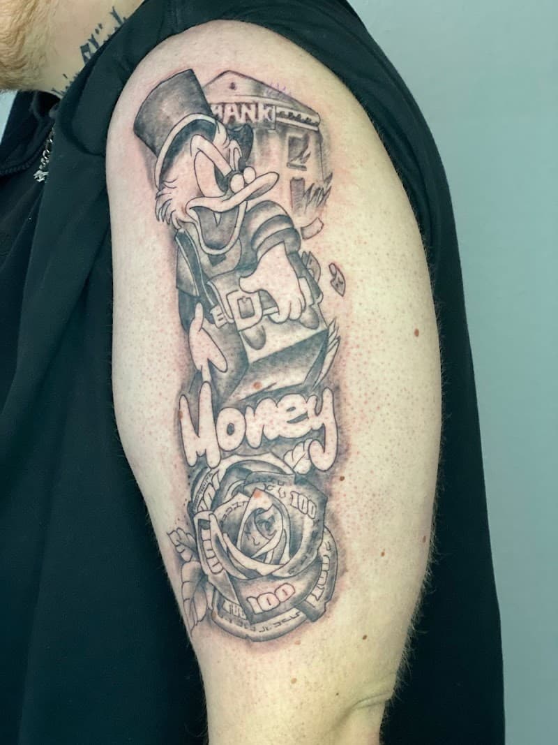 Dagobert Duck met geldroos en 'Money' tekst op bovenarm.