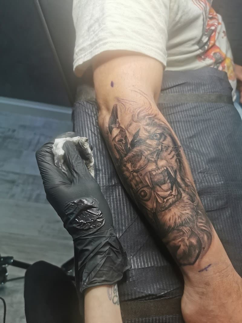 Realistische leeuw met Spartaanse helm op onderarm.