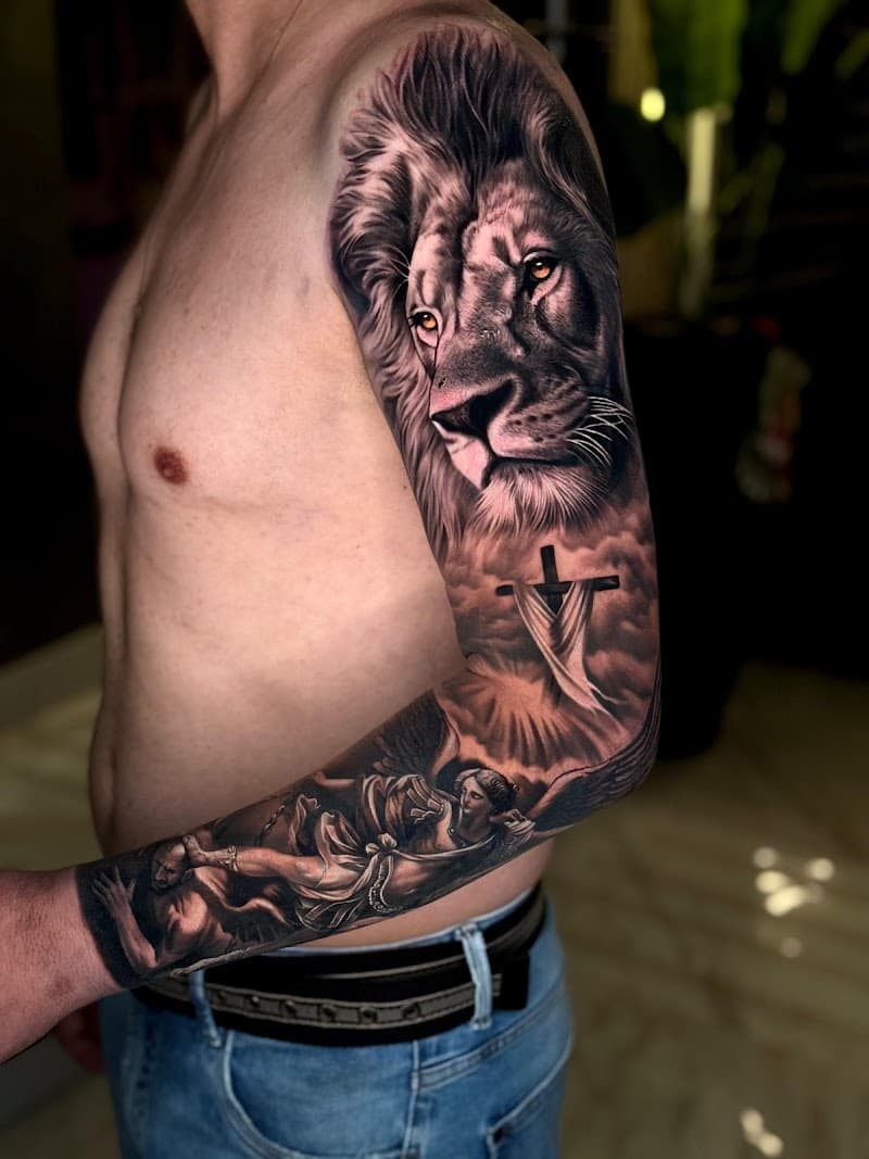 Realistische sleeve met leeuw, kruis en engel in zwart-wit.