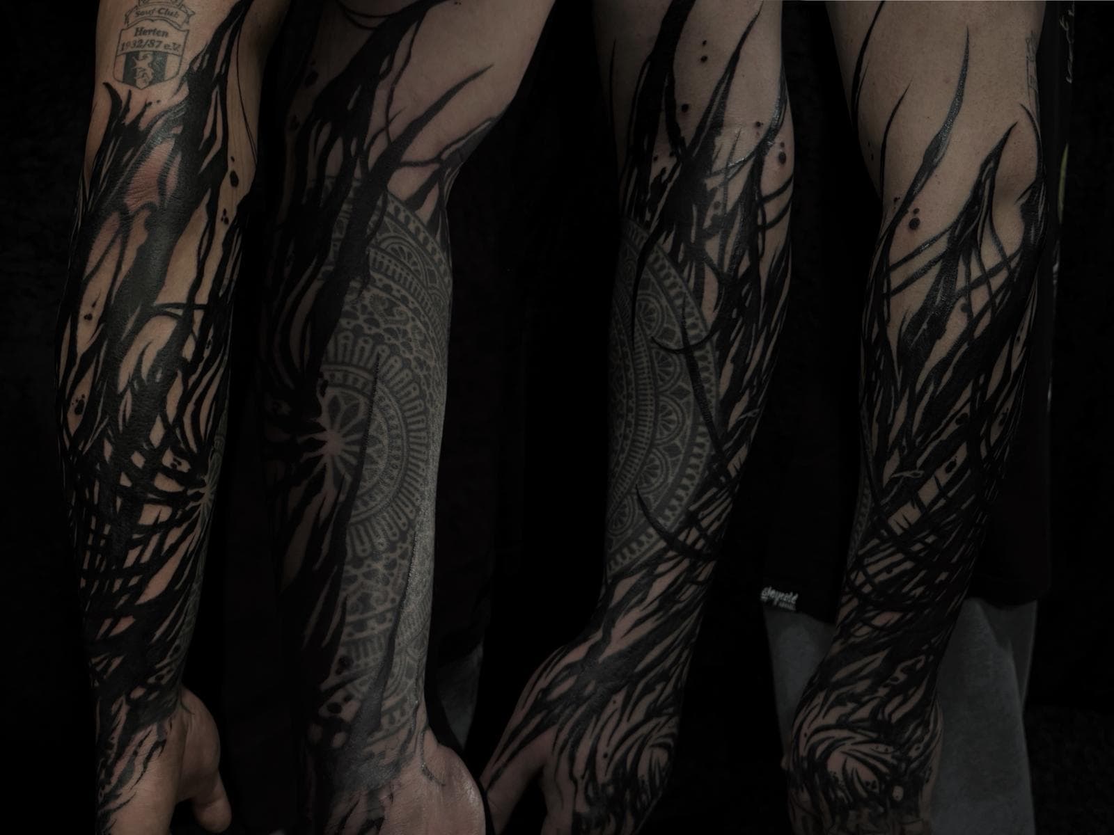 Abstract blackwork en mandala sleeve op onderarmen en handen.