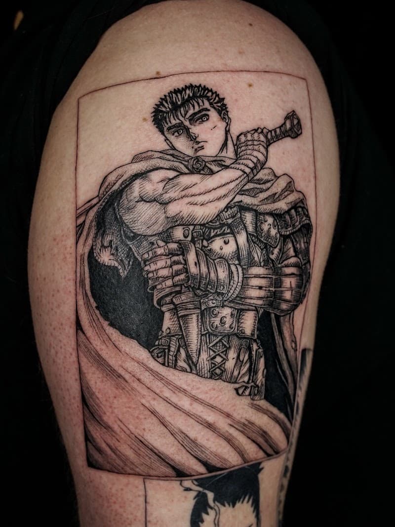 Gedetailleerde manga paneel tattoo van Guts uit Berserk op de bovenarm.
