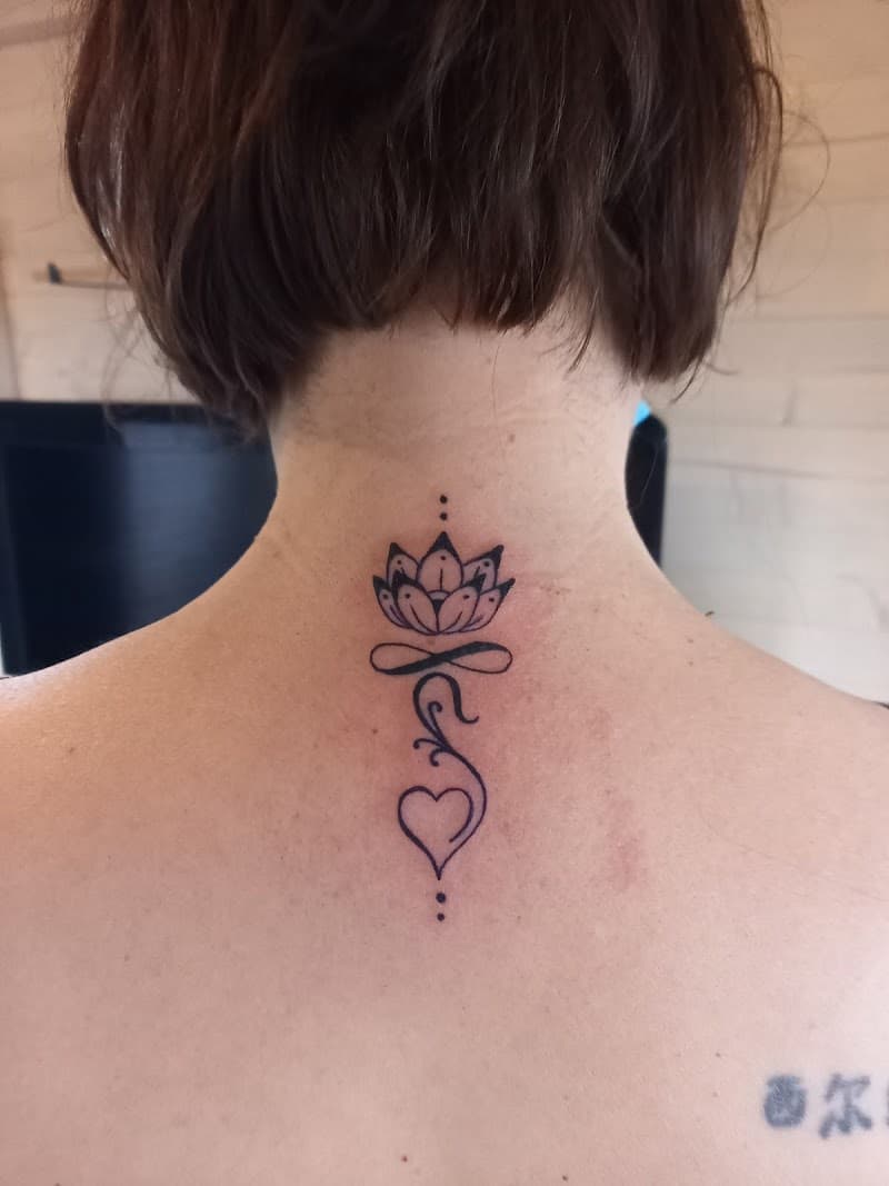 Fineline tattoo van lotus, unalome en hart in de nek.