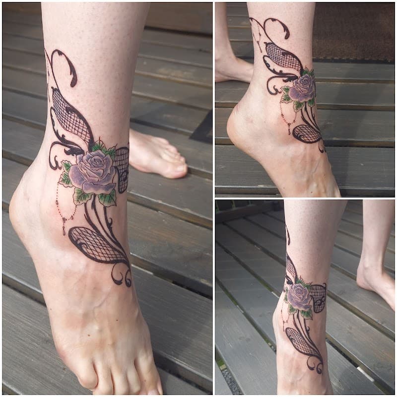 Paarse roos met zwart kant en filigraan op enkel en voet.