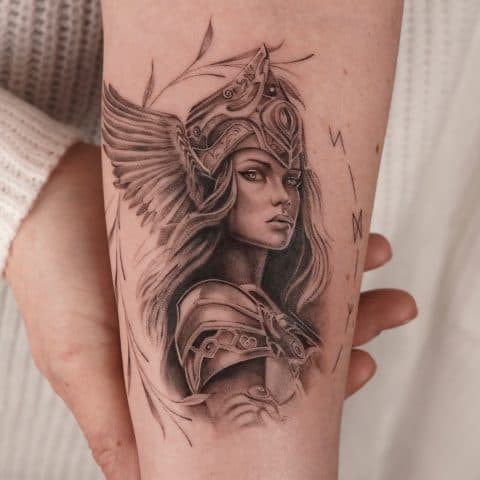 Realistische valkyrie met helm en vleugels op onderarm.