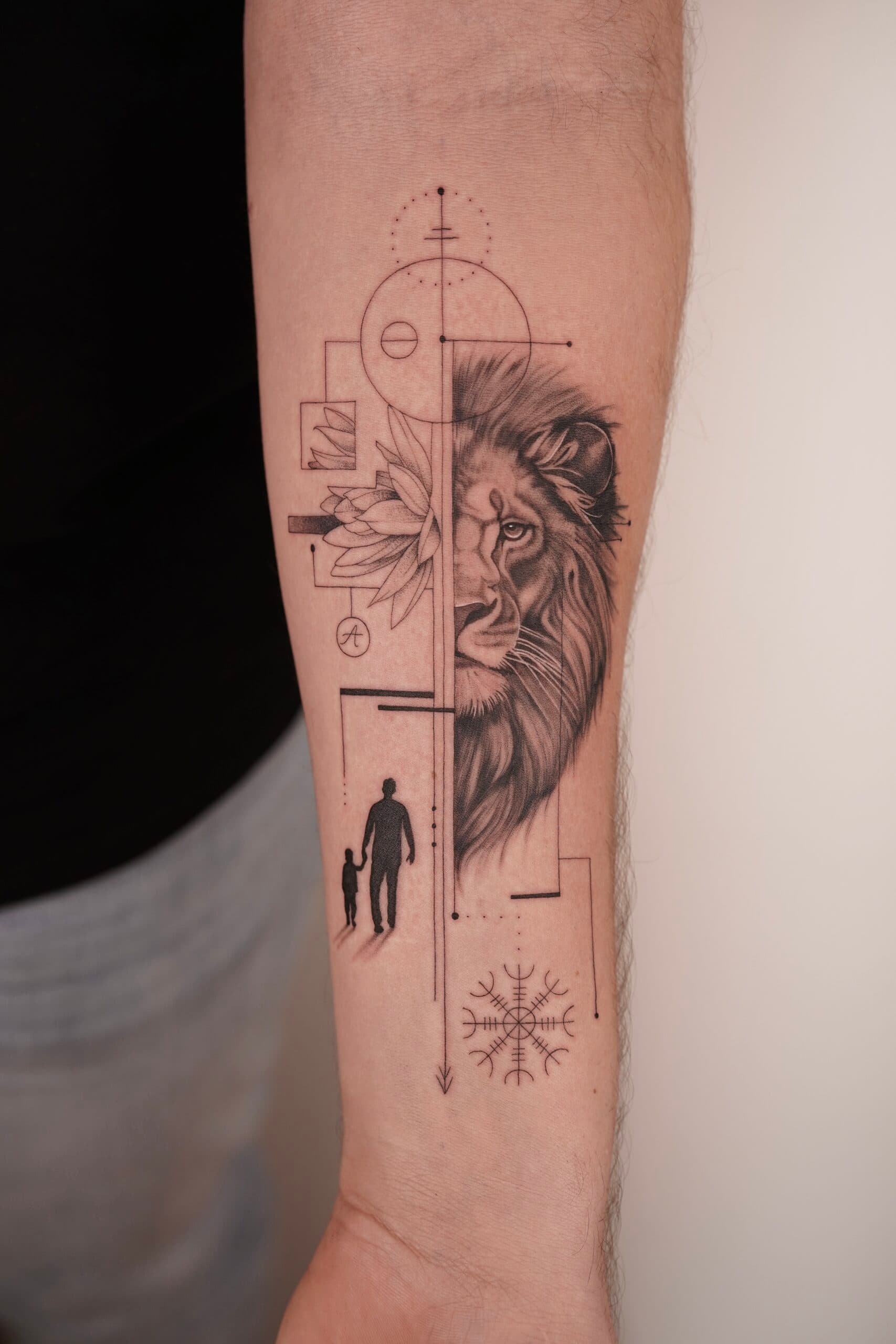 Geometrische leeuw, lotus en vader met kind op onderarm.