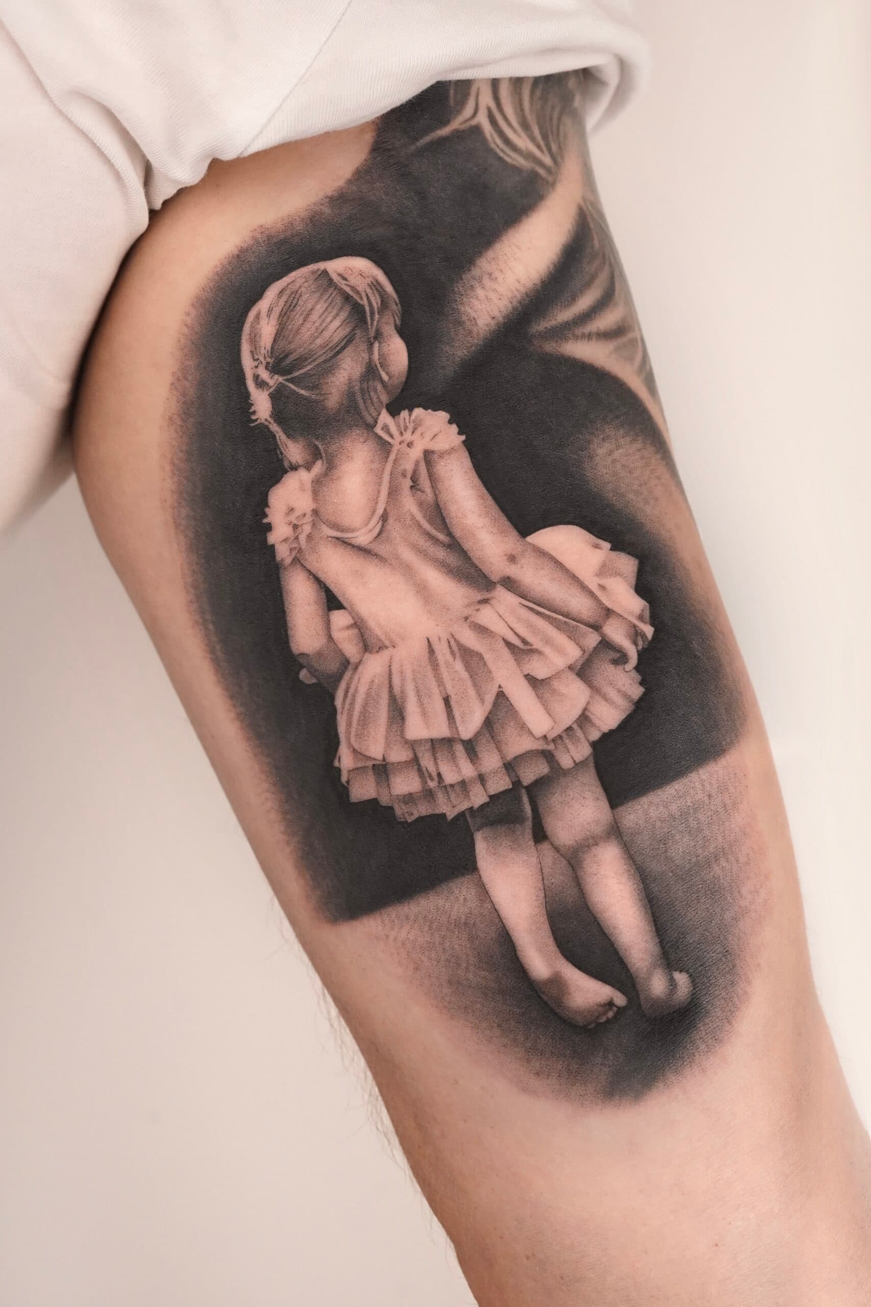 Realistische tattoo van een meisje op de rug gezien, in een jurkje.