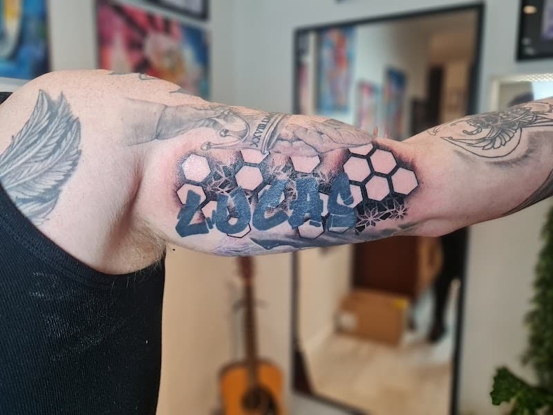 Cherryliptattoo and piercing