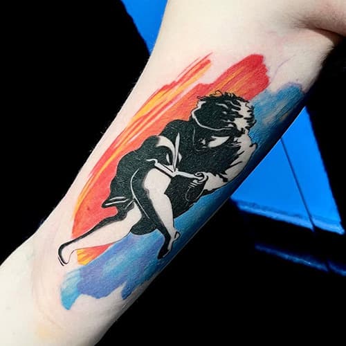 Aquarel tattoo van een zwart silhouet figuur met rode en blauwe verfstreken.