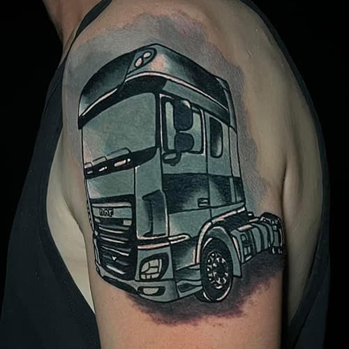 Realistische DAF vrachtwagen tattoo op de bovenarm.