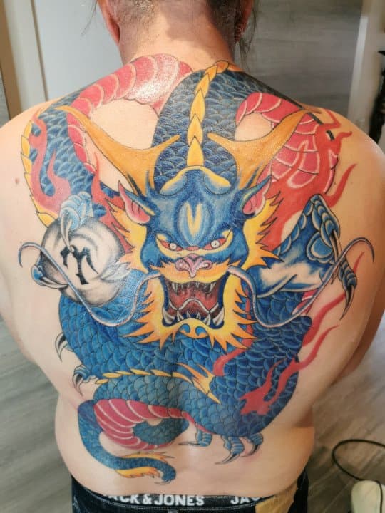 Grote Japanse draak tattoo in kleur op de volledige rug.