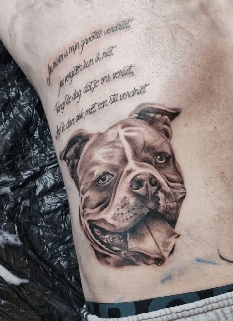 Realistisch hondenportret met Nederlandse herdenkingstekst op de ribben.