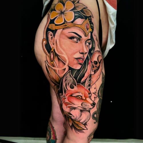 Neo-traditional tattoo van een vrouw met een schedel en een vos op het bovenbeen.